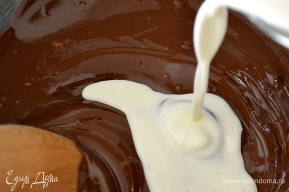 Подогреть сливки и соединить их частями, каждый раз как следует перемешивая, с шоколадом.
