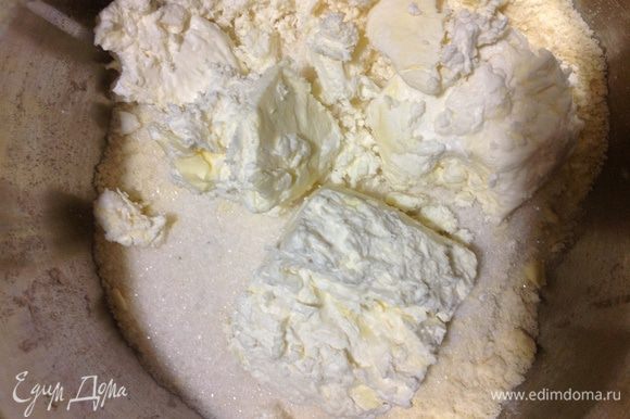 Добавить сахар, соль, ваниль, творог и замесить тесто. Если тесто будит липнуть к рукам, можно добавить еще муки.