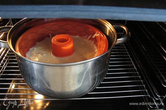 Заполняем формочки или форму, ставим в посуду большего размера, на половину заполненную водой и помещаем в духовку на 50-60 минут. Если у вас начинает слишком сильно зарумяниваться верх, а время не вышло, накройте верх фольгой.