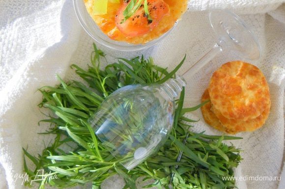 Наш салат можно подавать как минимум тремя способами: сборка первая -фуршетная: на сырную печенюшку выкладываем одну-две чайных ложки салата.
