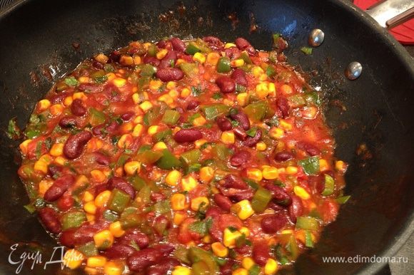 В сковороде с растительным маслом обжарить болгарский перчик, добавить фасоль, кукурузу, помидор, петрушку, можно перчик чили, соль и сахар по вкусу.