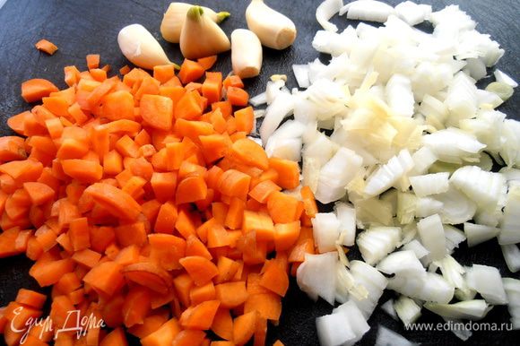 В это время мелко нарезаем морковку, лук, чеснок...