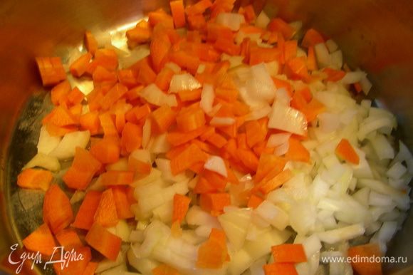 Лук и морковь режем мелко. В сотейнике разогреваем 1-2 ст.л. масла и обжариваем овощи 5 минут.