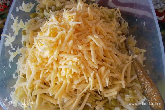 Сыр натереть на крупной терке, добавить с основным ингредиентам...