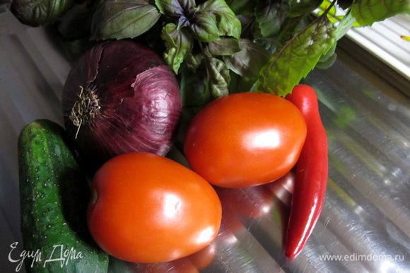 Для салата нам понадобятся огурцы, помидоры, красный лук и зелень красного базилика и кинзы. Именно красный базилик придаст нашему салату грузинскую нотку. В отличии от зеленого европейского, он гораздо чаще служит приправой к грузинским блюдам. Режем огурцы и лук кружочками, помидоры - крупными дольками.