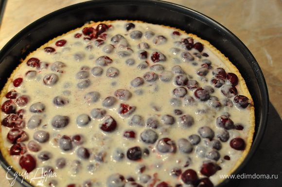 Подготовленную ранее заливку осторожно выливаем на ягоды и возвращаем пирог в духовку ещё на 20-30 минут (может потребоваться и чуть больше времени, всё зависит от Вашей духовки).