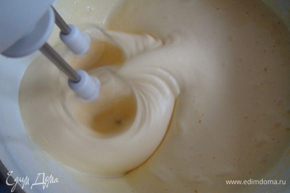 Яйца взбить с сахаром и ванилином (на кончике ножа) в крепкую пену (5-7 минут непрерывного взбивания на максимальной скорости).