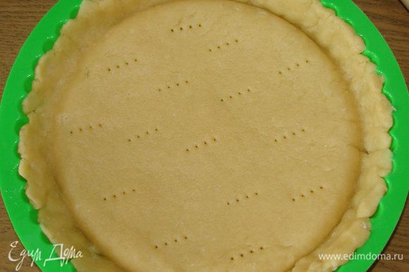 Форму для выпечки пирога смазать маслом, равномерно распределить тесто.
