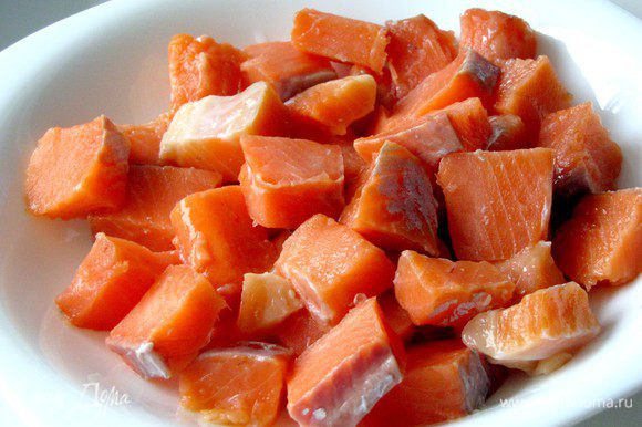 Филе лосося без кожи нарежьте не слишком мелкими кубиками и переложите в глубокую тарелку.