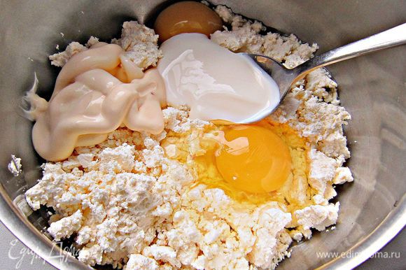 Соединить творог с яйцом, сметаной и майонезом. Добавить соль, сахар, перец и всё тщательно растереть.