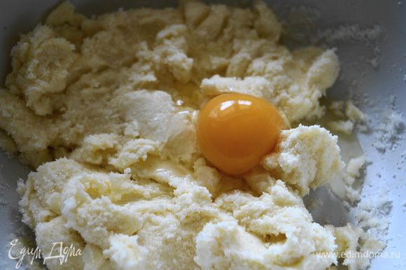 Сливочное масло необходимо растереть с сахаром и добавить постепенно по одному яйцу. Хорошо взбить.