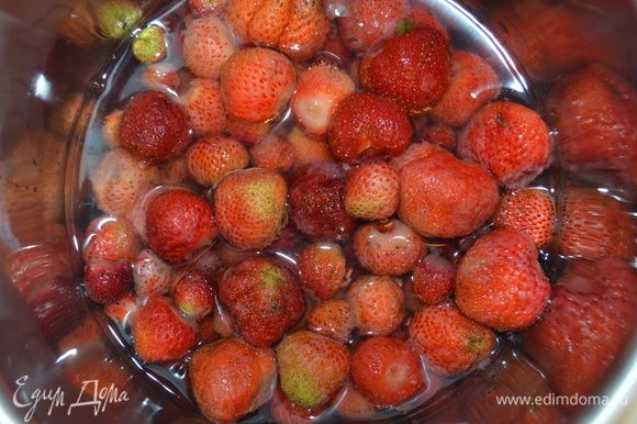 Залить ягоду 250 мл воды и довести до кипения