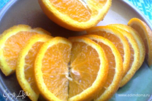Далее разрезаем апельсин пополам... Или другой фрукт, какой есть под рукой)))