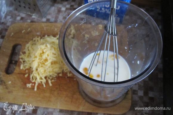 Слегка остудить, добавить яйцо и половину сыра, перемешать.