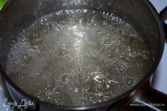 Когда Самали будет готово, достать его из духовки и нарезать на куски, не доставая из формы. Подготовить сироп: варить 10 мин. сахар с водой и с соком половины лимона.