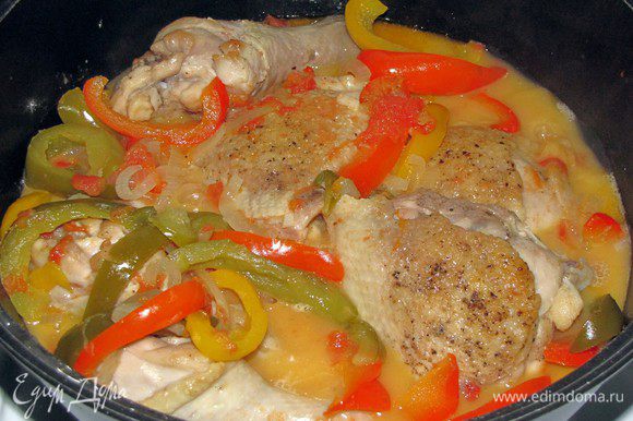 Далее добавляем курицу в сковороду, солим, перчим и аккуратно перемешиваем с овощами, накрываем крышкой и тушим еще 15-20 минут или до готовности курицы.