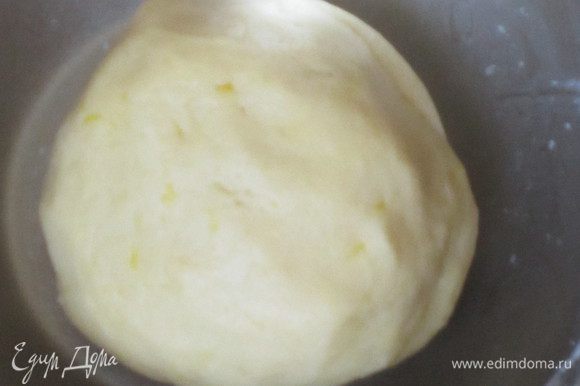 Добавить яйцо и замесить тесто. Сформировать шар, завернуть в пергамент и убрать в холодильник на 60 минут.