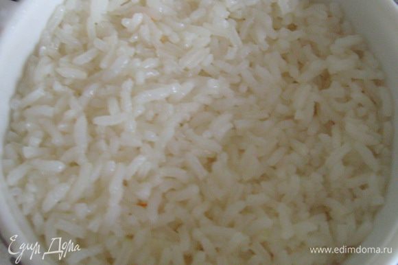 В это время отварить рис в большом количестве воды, посолить. Готовый рис промыть холодной водой.