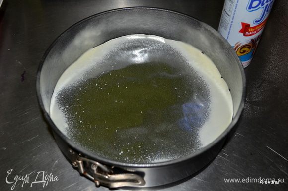 Разогреть духовку до 180 гр. Форму смазать сливочным маслом, застелить бумагой для выпечки.