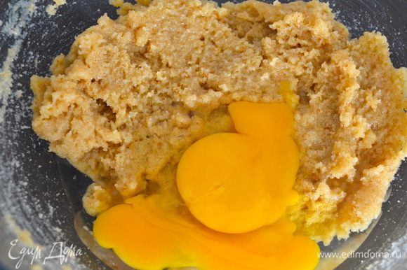 Добавить к полученной массе одно целое яйцо и желток (комнатной температуры). Положить ванильный экстракт.