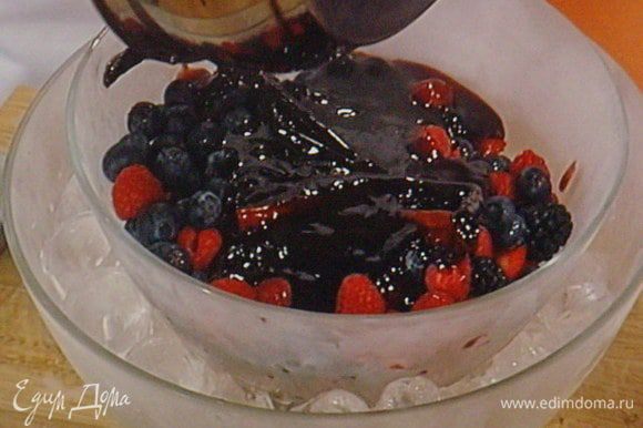 Ягоды выложить в миску, которую поместить на ледяную баню. Так ягоды останутся максимально свежими. Залить горячим сиропом
