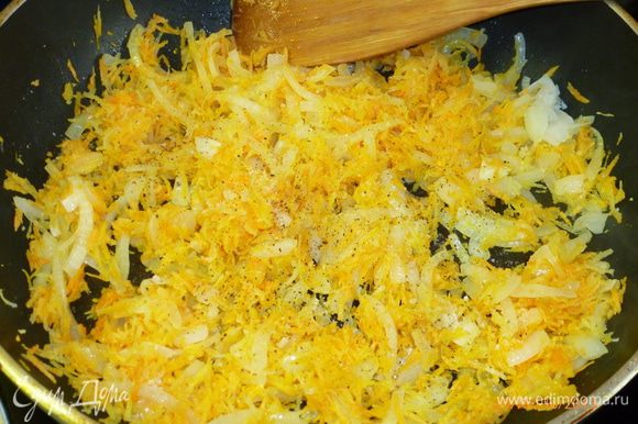 К луку добавляем натертую морковь, солим, перчим, обжариваем еще пару минут, до мягкости лука. Обжарку перекладываем в миску.