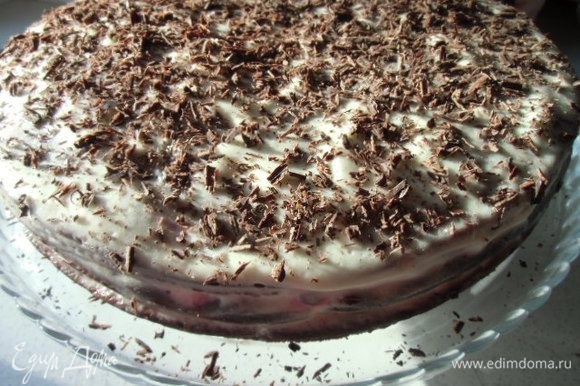 И какой торт без украшения? Сделать стружку из шоколада с помощью овощечистки и посыпать торт