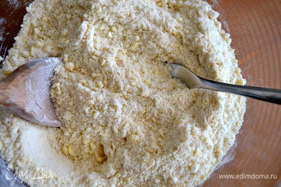 Порубить масло и жир, смешав их с сухими ингредиентами так, чтобы у нас получилось тесто, напоминающее по консистенции мокрый песок.
