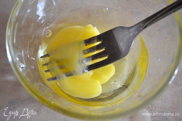 яйцо взбить с солью и маслом вилкой