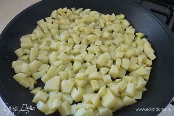 В большой сковороде нагрейте 2 столовые ложки масла на среднем огне . Добавить картофель и готовить, помешивая, пока не подрумянится , от 15 до 20 минут.