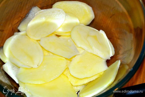 Картофель почистить и нарезать тонкими кружочками. Лучше использовать овощерезку, ножом будет сложно нарезать картофель достаточно тонко.