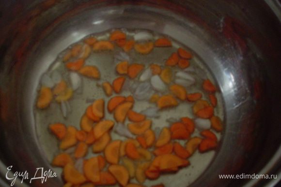 В кастрюле, в которой будете варить суп обжарить морковку и лук, до прозрачности лука.