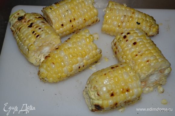 Готовую кукурузу можно разрезать на 3 части. У меня так дети к примеру лучше едят,чем целиком.