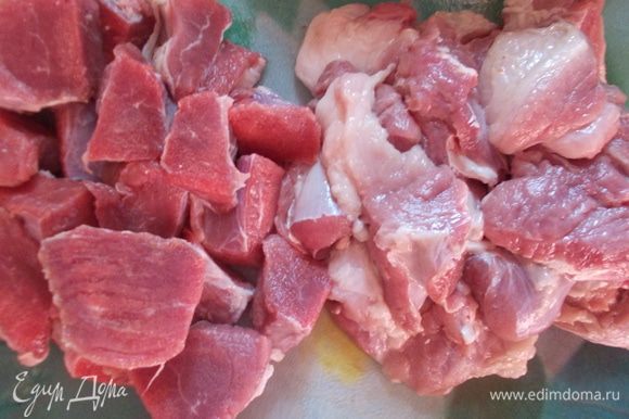Мясо нарежьте кубиками и пропустите через мясорубку. Добавьте луковицу и 2 зубчика чеснока.