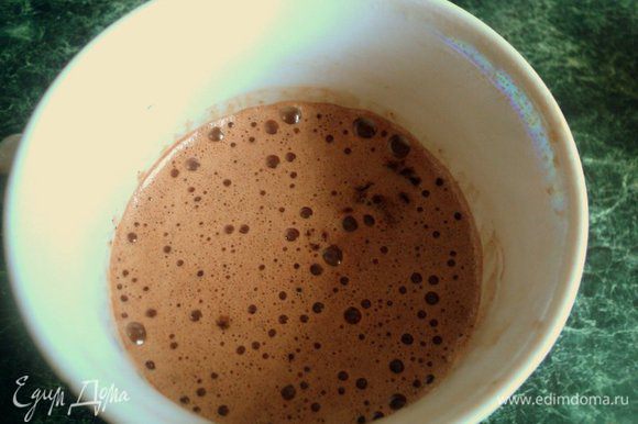 Горячее какао взбить миксером в пену и влить горячий кофе.