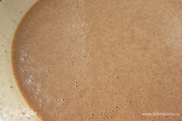 Из яйца, молока, муки, сахара и порошка какао приготовить блинное тесто. Оно должно получиться насыщенного коричневого цвета. Дать тесту постоять 15-20 минут.