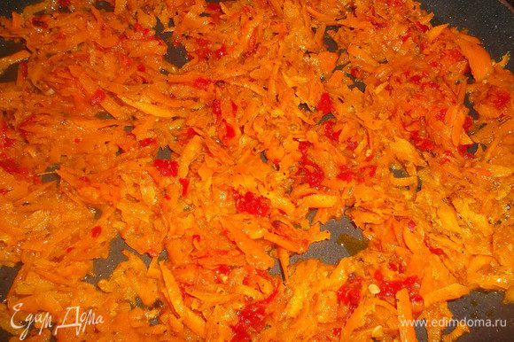Рис отварите. Обжарить натертую морковь с аджикой и специями, добавить к рису.