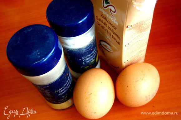 Для лапши нужны 1-2 сырых яйца и немного сливок (молока)...