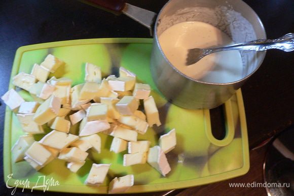 Разогреть духовку до 190°С. Взбить сметану с яйцом, приправить свежемолотым черным перцем. Подготовить ломтики сыра.