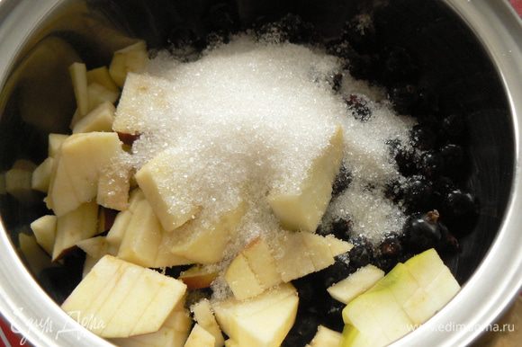 Ягоды и яблоки положить в ковш, засыпать сахаром и немного подавить до появления сока.