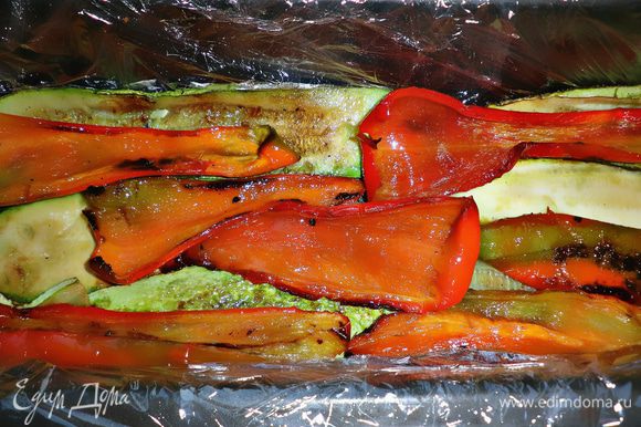 Форму для выпекания (лучше использовать форму для кекса) покрыть пищевой плёнкой. Овощи выкладывать слоями: кабачки - перец - морковь с луком и помидором...