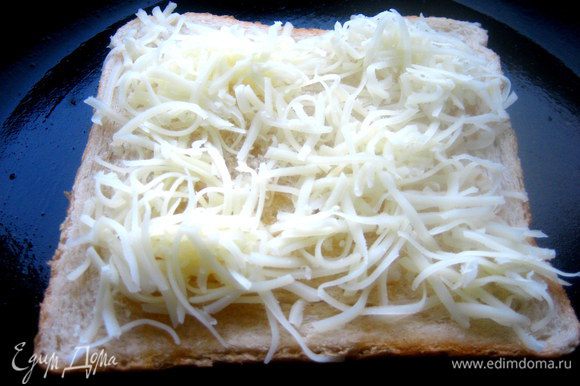 Немного сыра присыпаем на тост.
