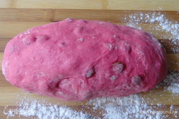 Когда тесто увеличится в объеме вдвое, из красного теста сделать колбаску по форме для кекса.