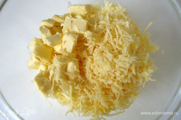 Приготовить шрейзель. Сыр натереть на терке, охлажденное масло нарезать кусочками.