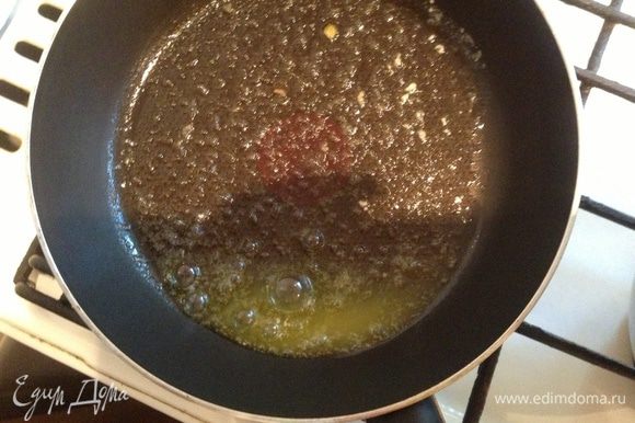 Нагреть сковородку, в него добавить оливковое масло и сливочное масло. Выложить в сковороду макароны, разровнять их и прогревать на среднем огне.
