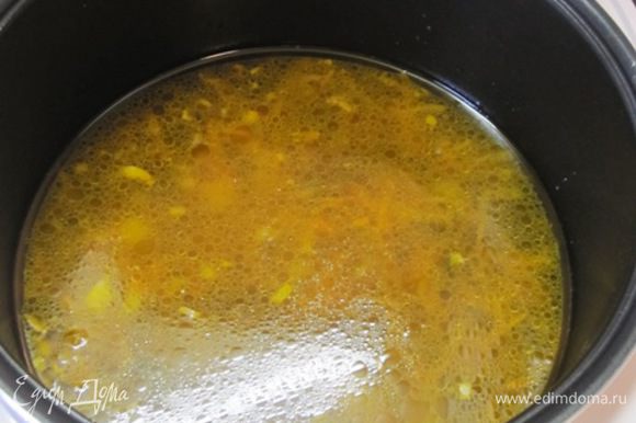 В чашу к моркови, грибам и луку налить 2 литра горячей воды, добавить картофель. Посолить, поперчить. Закрыть крышку. Включить режим "Суп" на 1 час.