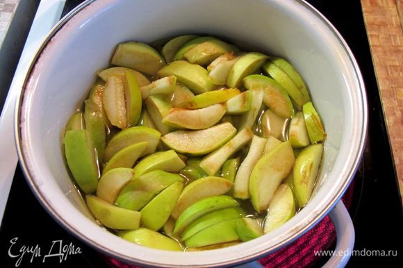 Из воды, 50 грамм сахара и сока лимона приготовьте сироп, и в течение 5 минут проварите в нем яблоки. Затем слейте сироп, и оставьте яблоки остывать. Желатин залейте водой и оставьте набухать.