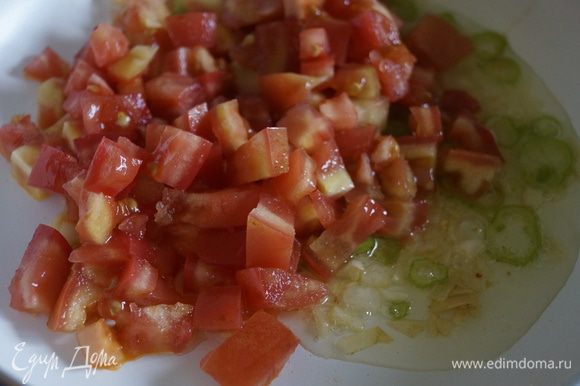 Добавить нарезанные кубиками помидоры, соль, сахар, паприку и тушить 10 минут
