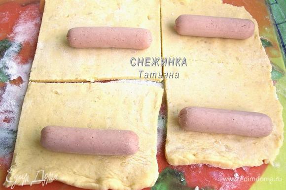 Сосиски в слоеном тесте с сыром и кетчупом в духовке