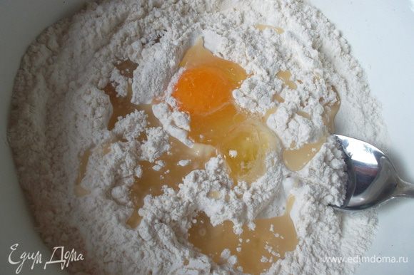 Просеять муку, добавить соль и соду, молоко, яйца, 4 ст. л. оливкового масла и перемешать...